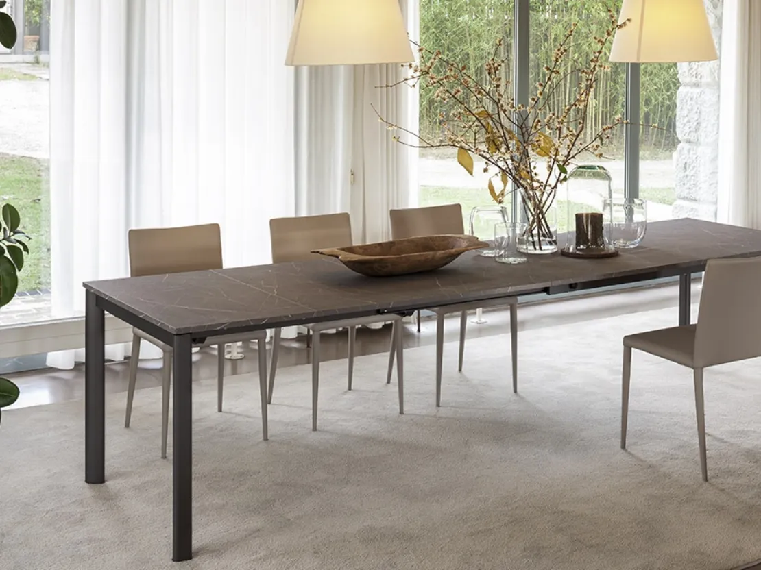 Tavolo allungabile con top in ceramica e base in metallo Compasso di Altacom