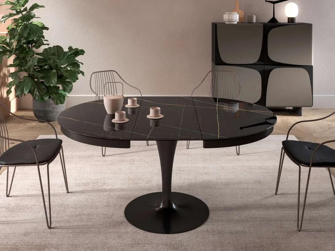 Tavolo rotondo allungabile Eclipse con top in marble glass Sahara Noir Lucido e base in metallo di Ozzio