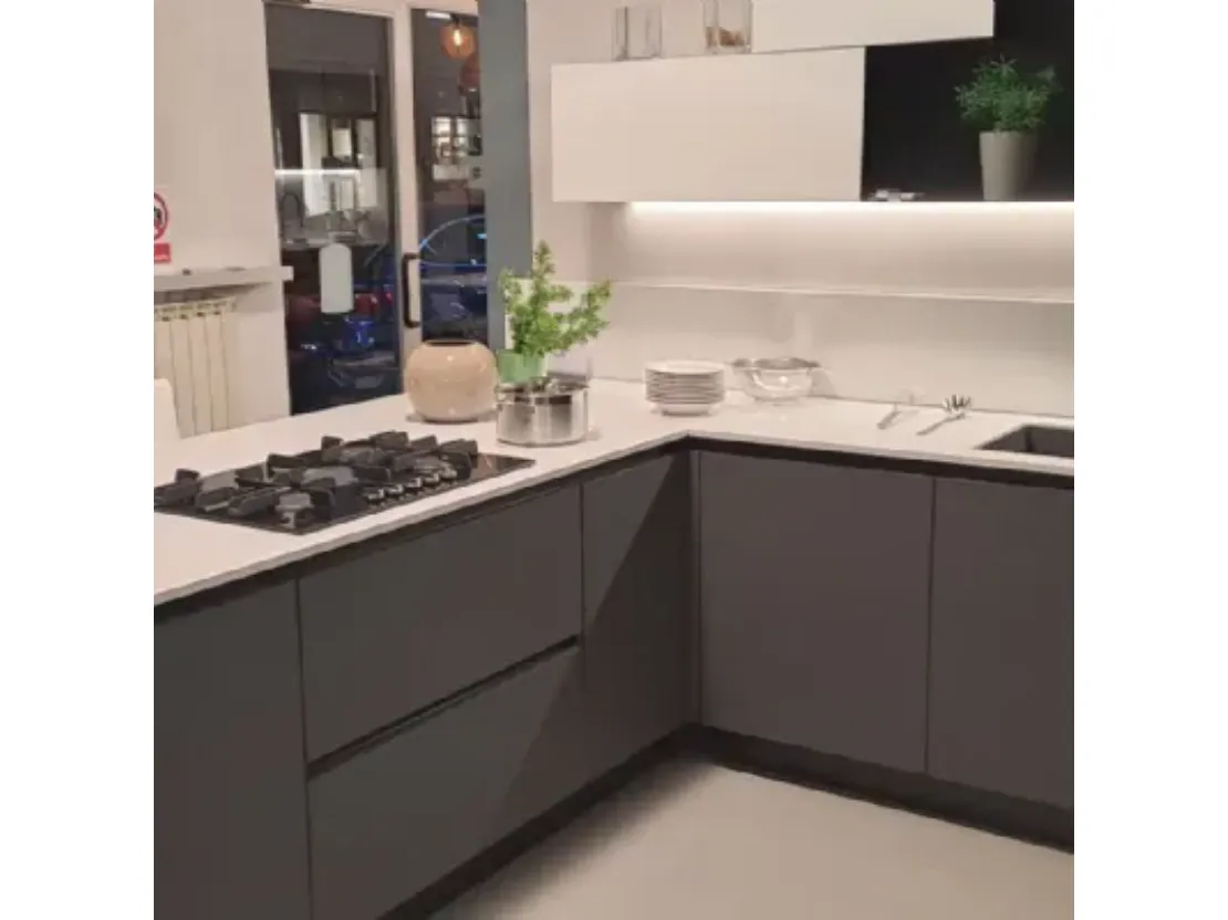 Cucina Stosa Alevè laccata con penisola e top in quarzo in Offerta