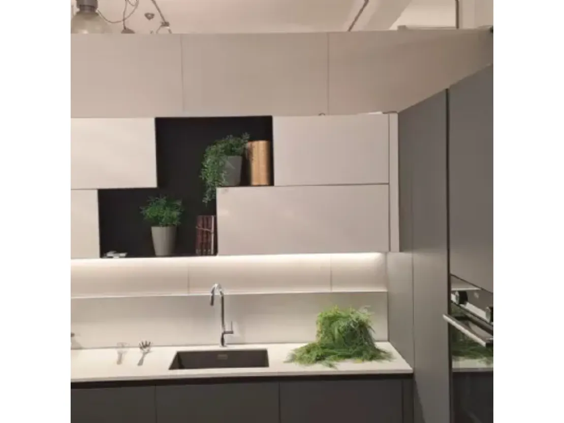 Cucina Stosa Alevè laccata con penisola e top in quarzo in Offerta