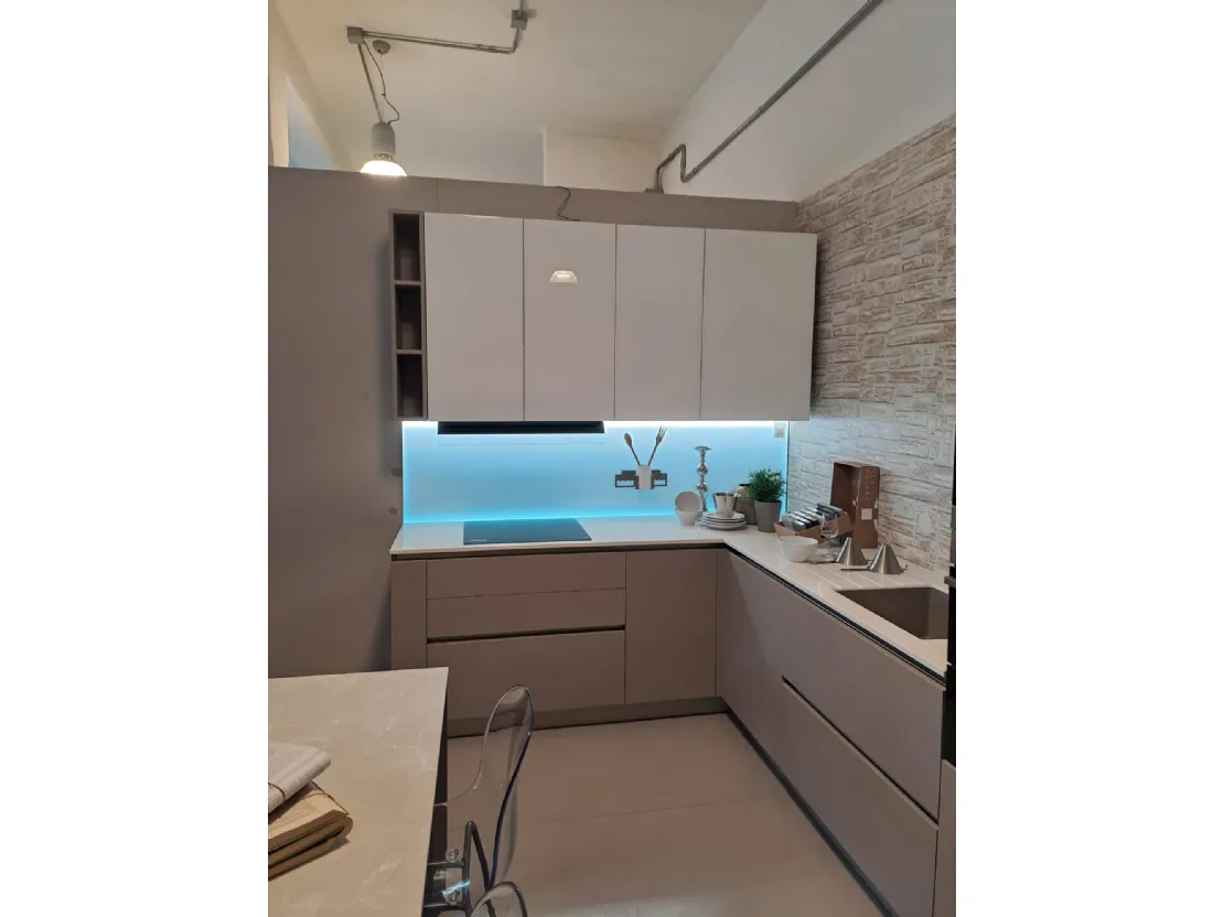 Cucina Stosa Infinity con quarzo bianco ed elettrodomestici Samsung