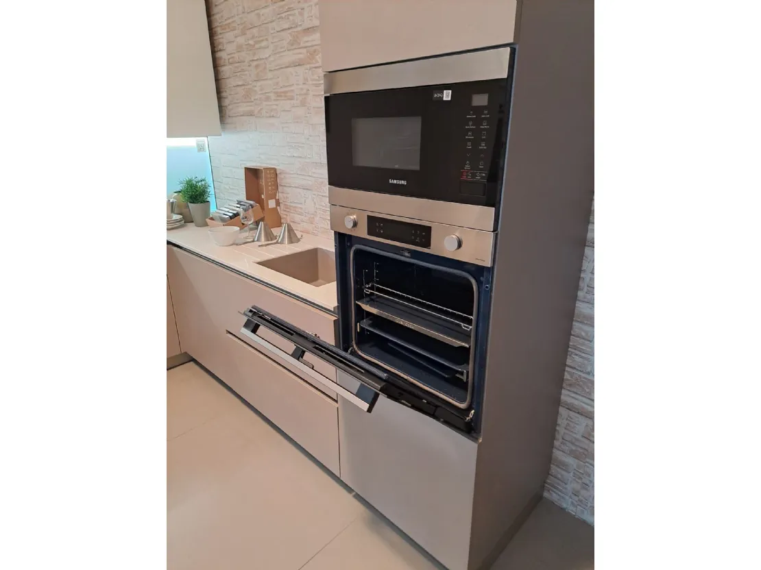 Cucina Stosa Infinity con quarzo bianco ed elettrodomestici Samsung