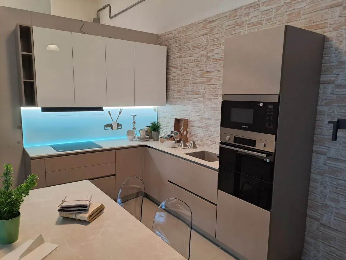 Cucina Stosa Infinity con quarzo bianco ed elettrodomestici Samsung