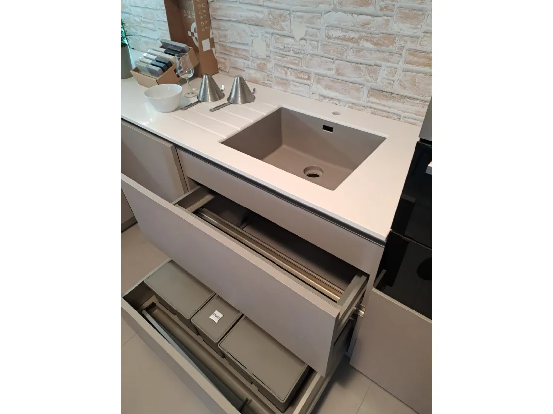 Cucina Stosa Infinity con quarzo bianco ed elettrodomestici Samsung
