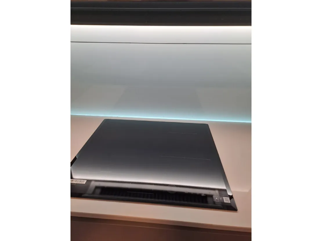 Cucina Stosa Infinity con quarzo bianco ed elettrodomestici Samsung