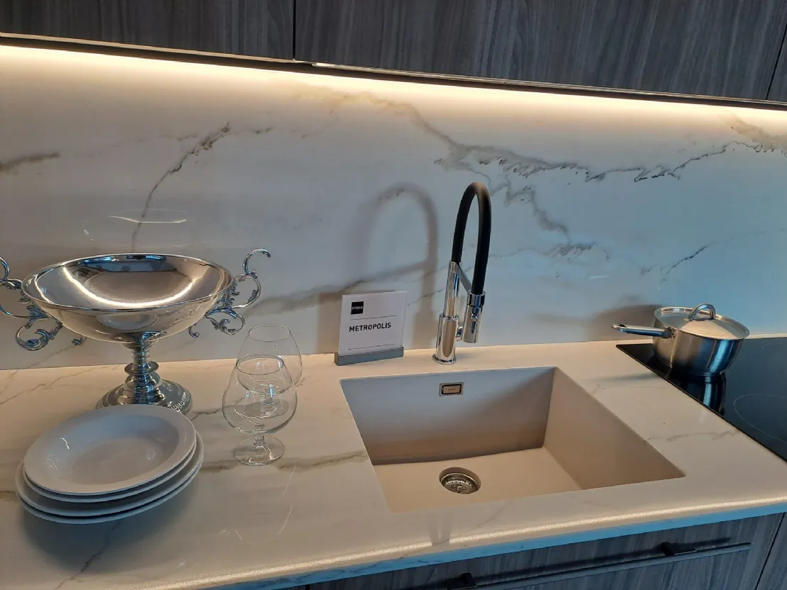 Cucina Stosa Metropolis PET beige con quarzo Calacatta Oro