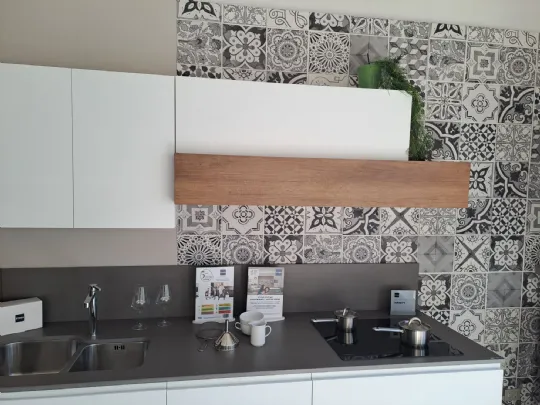 Cucina Stosa Infinity PET bianco e rovere con top Neolith