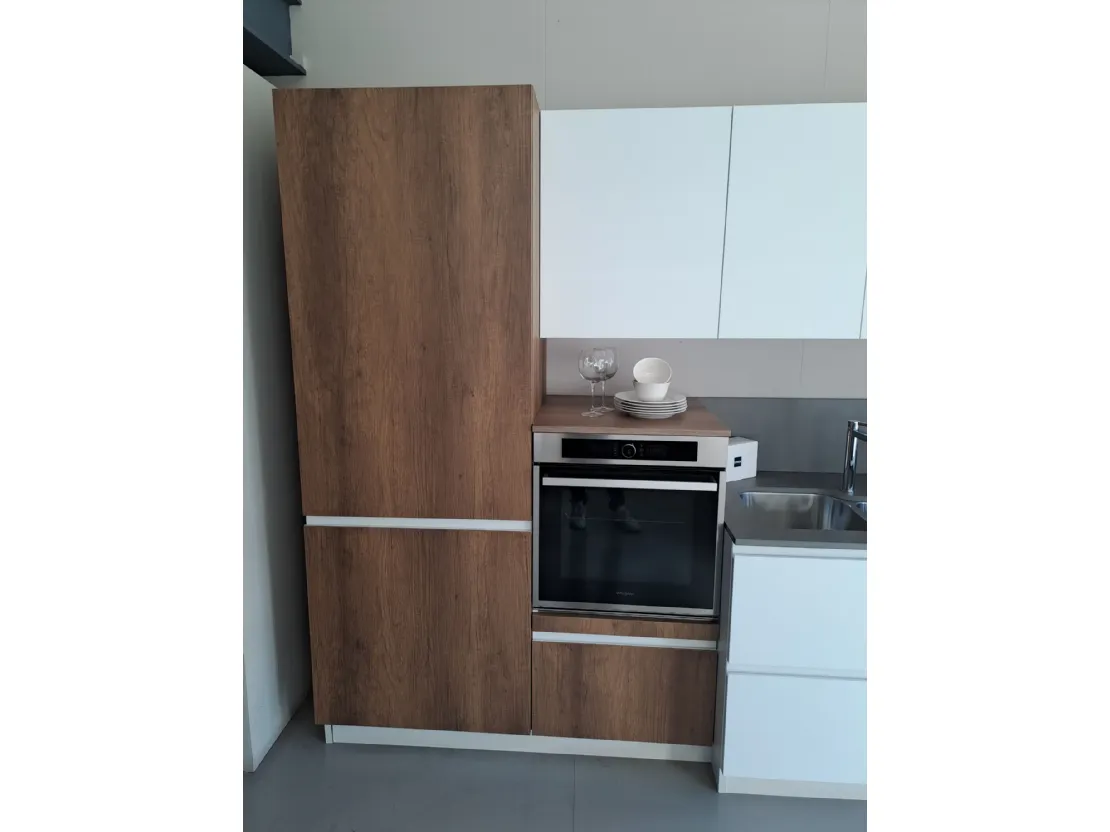 Cucina Stosa Infinity PET bianco e rovere con top Neolith