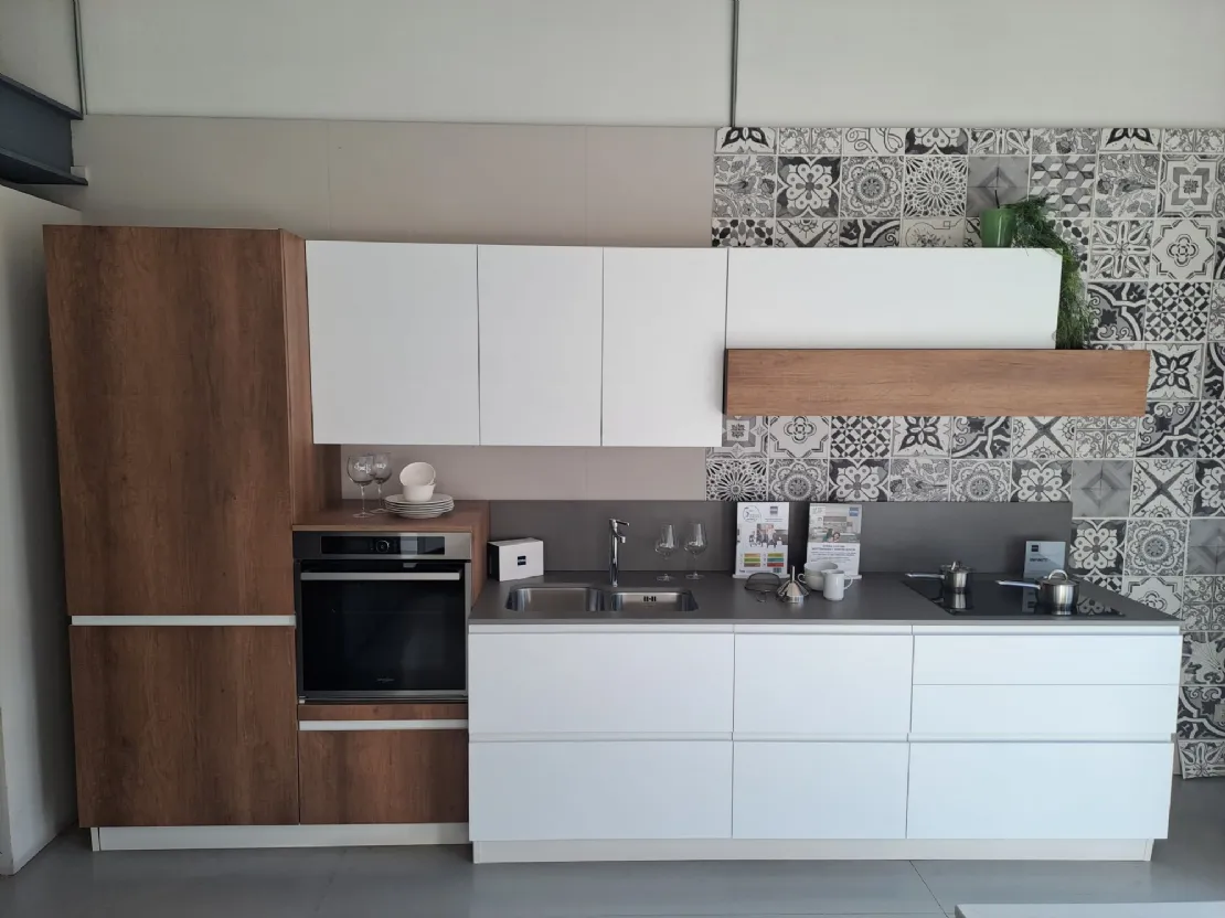 Cucina Stosa Infinity PET bianco e rovere con top Neolith