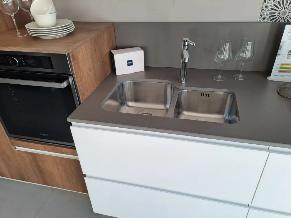 Cucina Stosa Infinity PET bianco e rovere con top Neolith