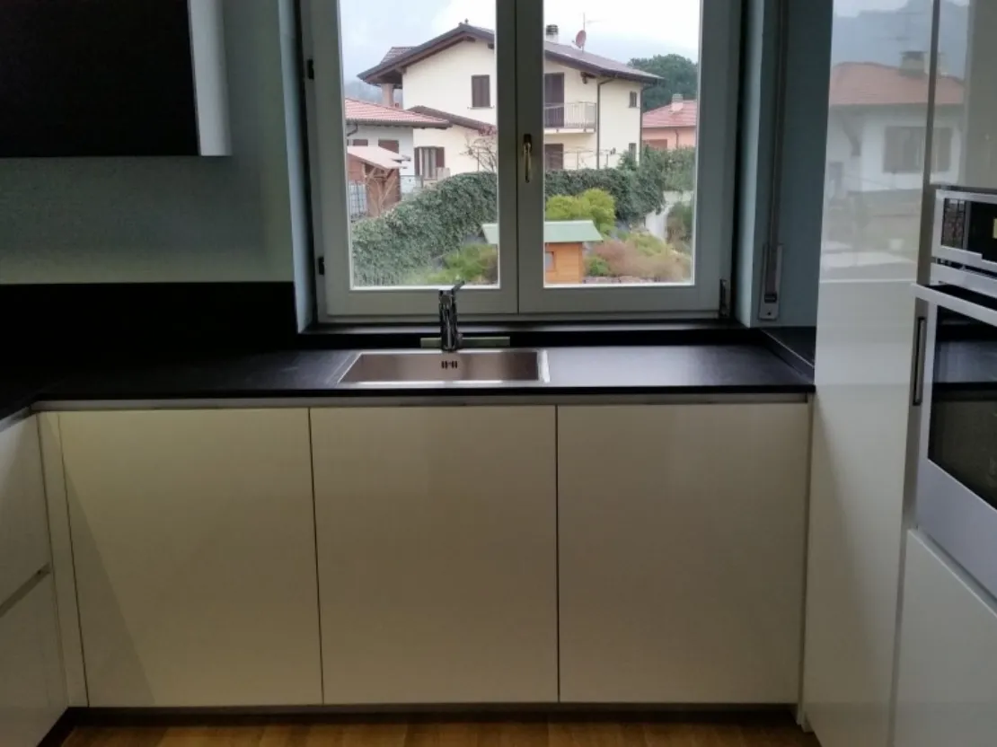 Cucina moderna su misura realizzata da Arredando a Varese