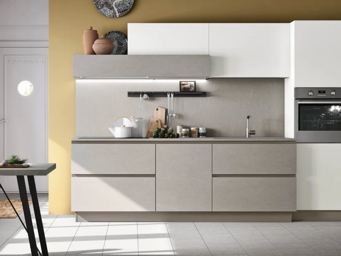 Cucina Moderna lineare Alevé v08 in laminato materico Pietra Piasentina e laccato UV Neve opaco di Stosa