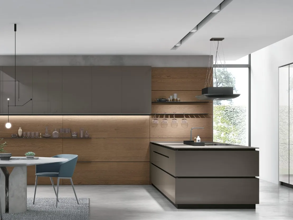 Cucina Moderna con penisola Aliant v03 in vetro lucido Terra e Frost con boiserie Rovere Cognac di Stosa